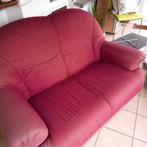Kleine 2-zitsbank in bordeauxrode kleur, afmetingen: 130 cm/, Ophalen, Gebruikt