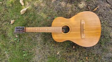 Sovjet-akoestische gitaar  beschikbaar voor biedingen