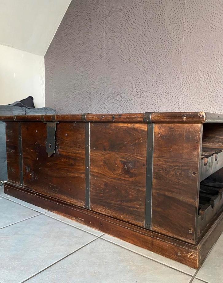 Antiek opbergkist met wijnrek koloniale stijl, massief hout, Maison & Meubles, Armoires | Dressoirs, Comme neuf, Enlèvement