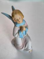 Bisque porseleinen beeldje van knielende engel, Ophalen of Verzenden, Zo goed als nieuw