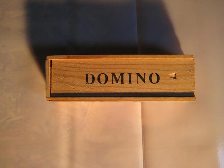 Houten dominostenen - Callebaut, Hobby en Vrije tijd, Gezelschapsspellen | Overige, Zo goed als nieuw, Een of twee spelers, Drie of vier spelers