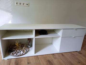 Tv kast beschikbaar voor biedingen
