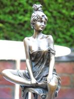 Vrouw met een broodje op een bronzen kruk gesigneerd., Ophalen of Verzenden, Brons