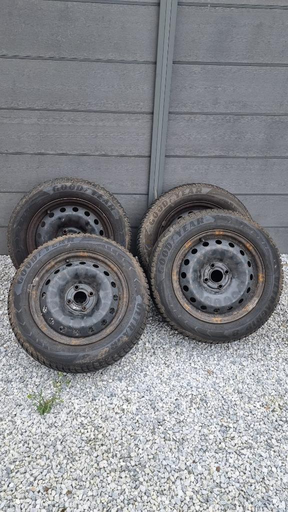 4 banden 185/65r15 88t goodyear ultragrip 8, Auto-onderdelen, Banden en Velgen, Band(en), Winterbanden, Overige maten, Overige