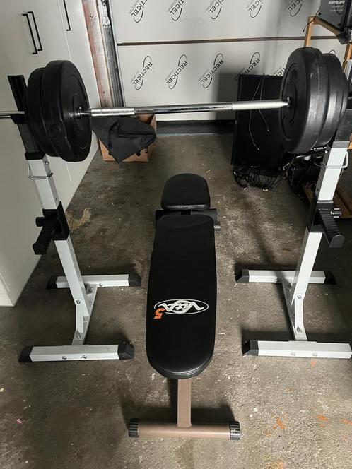 Basisset gewichten + bank + haltersteun, Sport en Fitness, Fitnessmaterialen, Zo goed als nieuw, Halterset, Armen, Borst, Buik