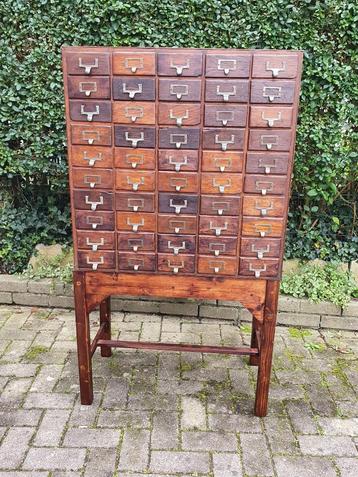 Zeldzame antieke houten knutselkast met 50 laden. beschikbaar voor biedingen