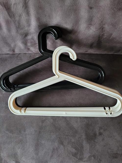 11 kleerhangers ( 4 wit /  7 zwart ), Vêtements | Femmes, Cintres, Comme neuf, Enlèvement ou Envoi