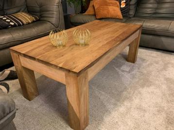 Table basse en bois robuste (aspect teck)