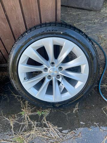 Set tesla model s velgen met pirelli winterbanden beschikbaar voor biedingen