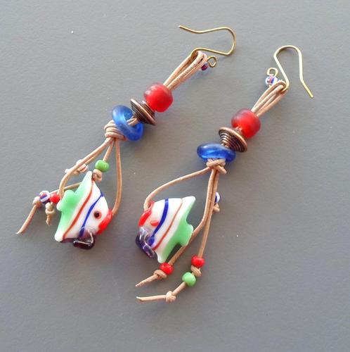 Boucles d'oreilles neuves poissons sur cuir pâtes de verre, Bijoux, Sacs & Beauté, Boucles d'oreilles, Neuf, Pendantes, Verre