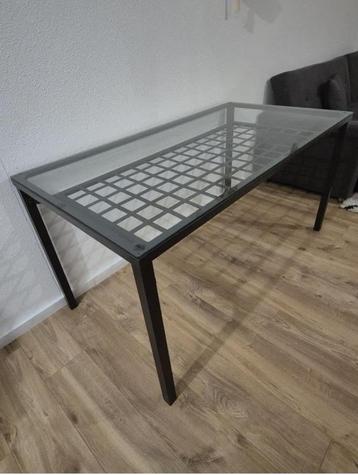 Glazen eettafel beschikbaar voor biedingen