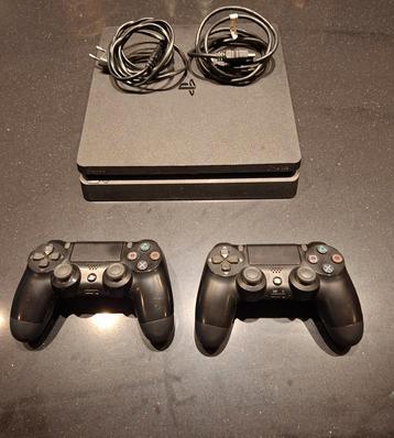 Playstation 4 slim + 2 controllers met games beschikbaar voor biedingen