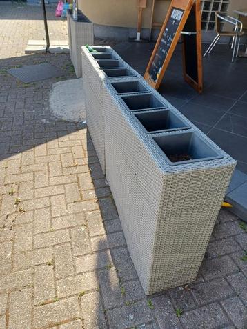 4 plastic planten bakken vol met  stenen in  ,samen  te koop beschikbaar voor biedingen
