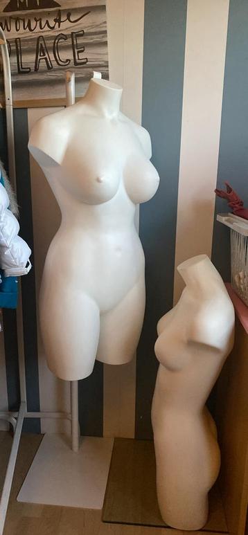 Drie bustes met 1 ophang voet erbij beschikbaar voor biedingen