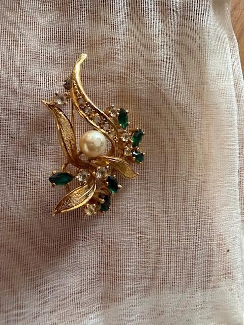 Broche vintage, Bijoux, Sacs & Beauté, Broches, Comme neuf, Vert, 4 à 7 cm, Avec pierre précieuse, Avec perle, Enlèvement ou Envoi