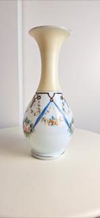 Opaline vaas,  puntgaaf, midden-eind 1800., Antiek en Kunst, Ophalen of Verzenden