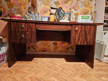 Bureau in hout (160 cm breed x 76 cm hoog x 80 cm diep) beschikbaar voor biedingen