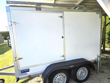 Dubbelas aanhangwagen met ingebouwde frigo. beschikbaar voor biedingen