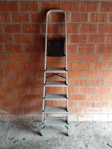 huishoudladder 6 treden beschikbaar voor biedingen