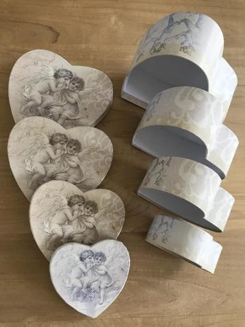 Doosjes met hart en engel beschikbaar voor biedingen