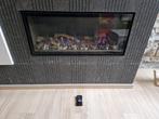Foyer gaz avec bûches et pierres décoratives. Télécommande t, Huis en Inrichting, Haarden, Ophalen, Zo goed als nieuw, Inzethaard
