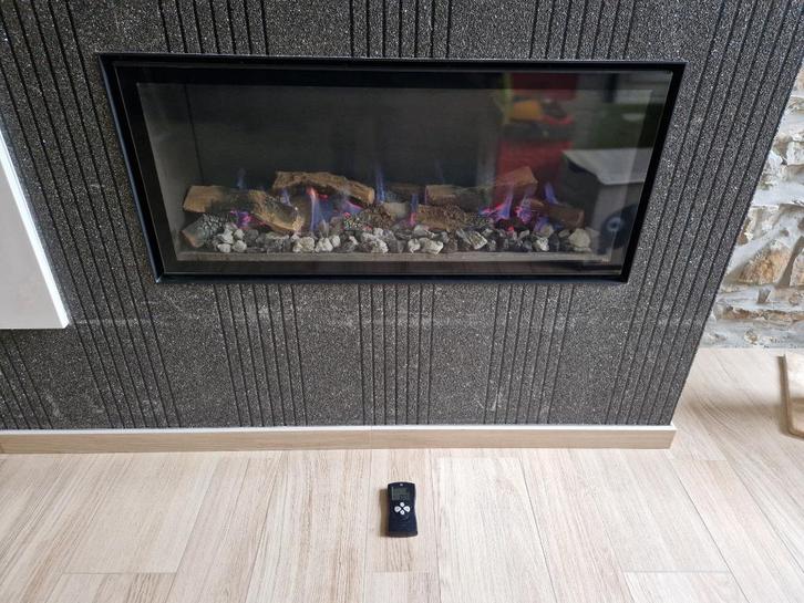 Foyer gaz avec bûches et pierres décoratives. Télécommande t, Huis en Inrichting, Haarden, Zo goed als nieuw, Gashaard, Ophalen