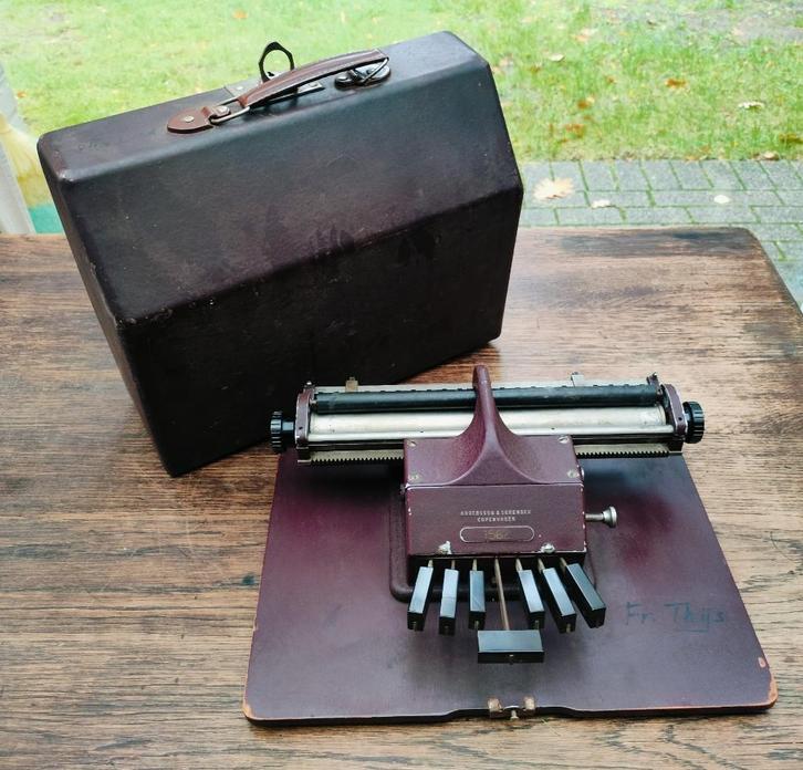 Deense brailletypemachine van het merk Andersson & Sorensen., Antiek en Kunst, Curiosa en Brocante, Ophalen of Verzenden