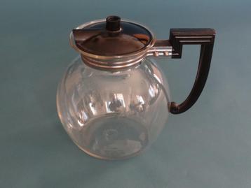 Vroege glazen kan met bakelieten handvat, ca 1880 beschikbaar voor biedingen