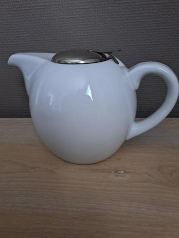 Theepotje wit beschikbaar voor biedingen