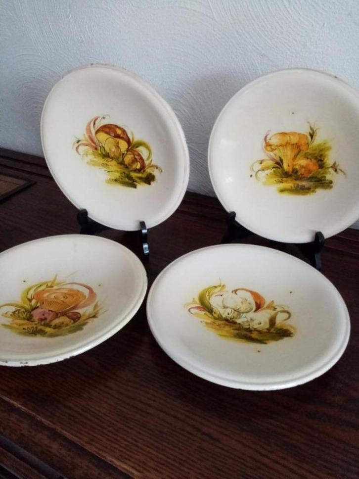 4 antieken sierborden eetborden borden thema paddenstoelen, Antiek en Kunst, Antiek | Servies los, Ophalen of Verzenden