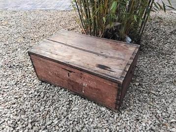 Antieke houten kist beschikbaar voor biedingen