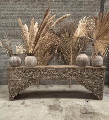 Unieke Oosterse sidetable eeuwenoud houtsnijwerk met ziel beschikbaar voor biedingen