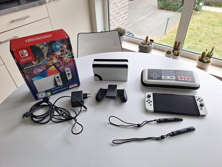 Nintendo Switch Oled incl Mario Kart - met nog jaar garantie, Games en Spelcomputers, Spelcomputers | Nintendo Switch, Zo goed als nieuw