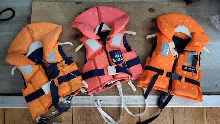 3 reddingsvest Besto toddle Racing belt 15-20kg, Watersport en Boten, Watersportkleding, Gebruikt, Reddingsvest of Zwemvest, Kind
