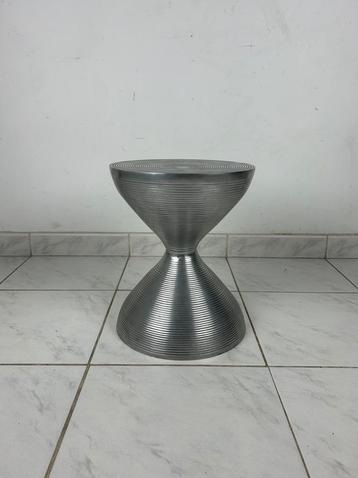 Vintage kruk plantentafel metaal diabolo beschikbaar voor biedingen