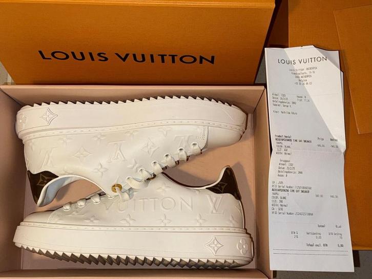 Louis Vuitton Time Out Trainers – White Monogram – Size 39, Kleding | Dames, Schoenen, Zo goed als nieuw, Sneakers, Wit, Ophalen of Verzenden