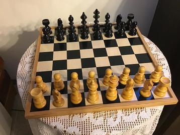 Vintage schaakspel groot bord en houten schaakstukken. beschikbaar voor biedingen