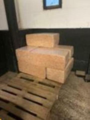 Bruine houtkrullen beschikbaar voor biedingen