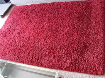 rood hoogpolig tapijt