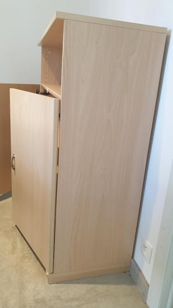 Kleine kast beschikbaar voor biedingen