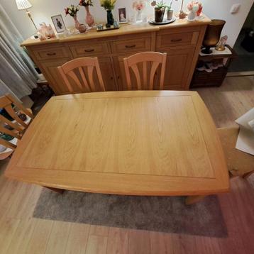 Eetkamertafel met stoelen beschikbaar voor biedingen
