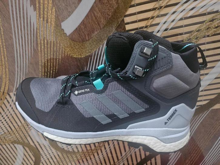 Chaussures de randonnée légère confortable gore tex Adidas, Sports & Fitness, Alpinisme & Randonnée, Neuf, Chaussures, Enlèvement ou Envoi