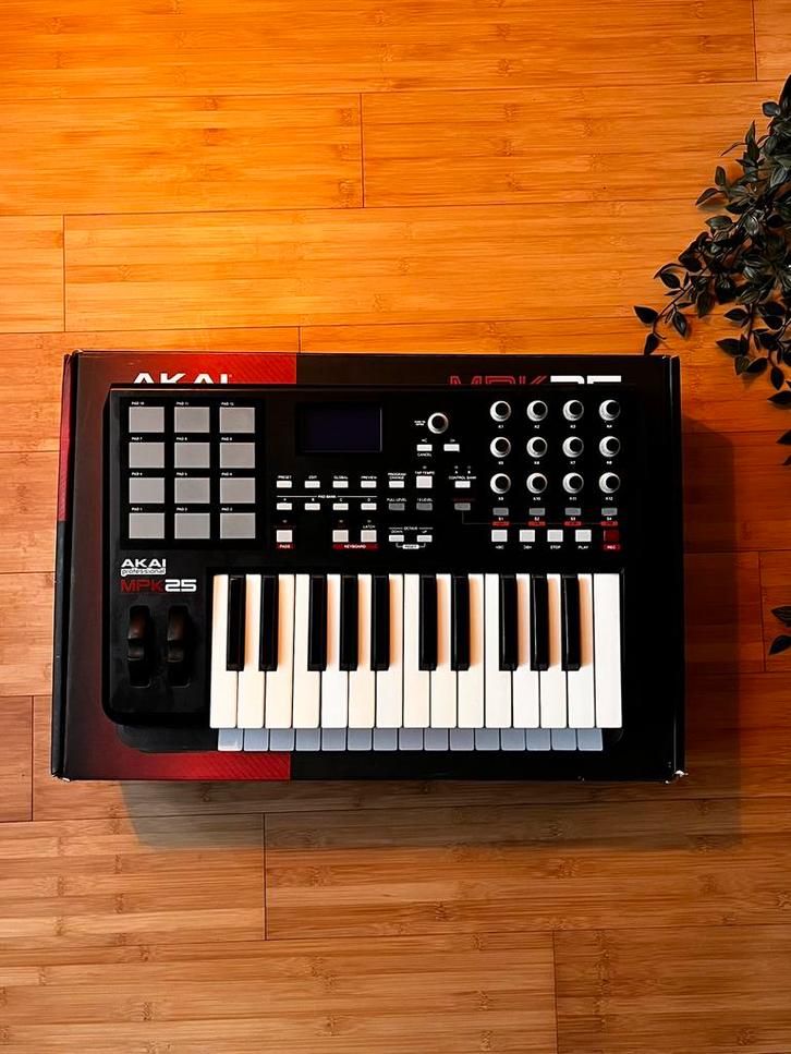 AKAI MPK25 Professional, Musique & Instruments, Équipement Midi, Utilisé, Enlèvement ou Envoi