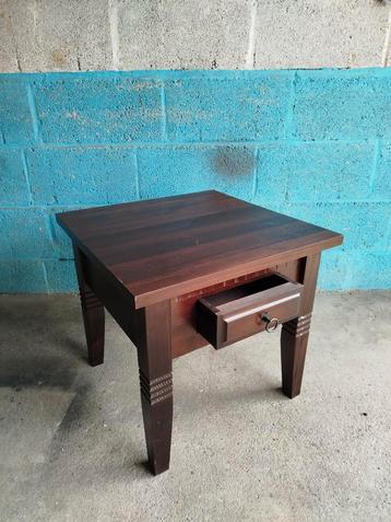 Kleine bijzettafel.met lade beschikbaar voor biedingen