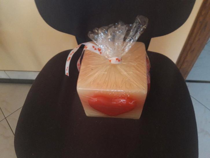 Grote kaars met 4 lonten, Huis en Inrichting, Woonaccessoires | Kandelaars en Kaarsen, Nieuw, Kaars, Minder dan 25 cm, Rood, Ophalen of Verzenden