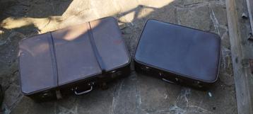 Twee oude koffers  beschikbaar voor biedingen