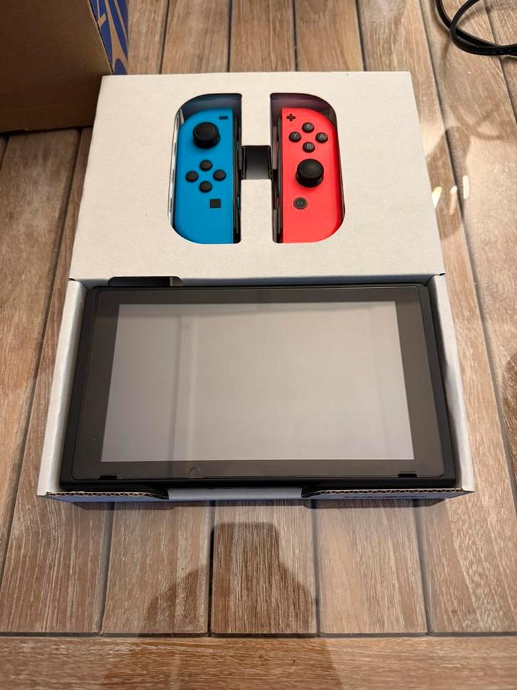 Nintendo switch (2019 update)+ case & 256GB sd card, Consoles de jeu & Jeux vidéo, Consoles de jeu | Nintendo Switch, Utilisé