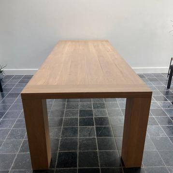 Grote stevige eettafel beschikbaar voor biedingen