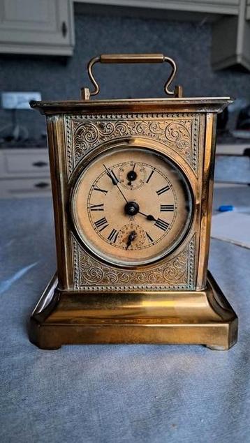 oud klokje met sleutel beschikbaar voor biedingen