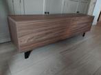 TV kast in walnoot kleur en zwart stalen poten 140 cm, Ophalen of Verzenden, Zo goed als nieuw